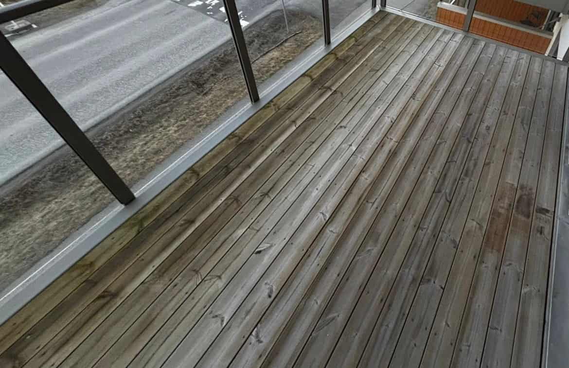 Fjerning av maling fra terrasse med laser under prosess