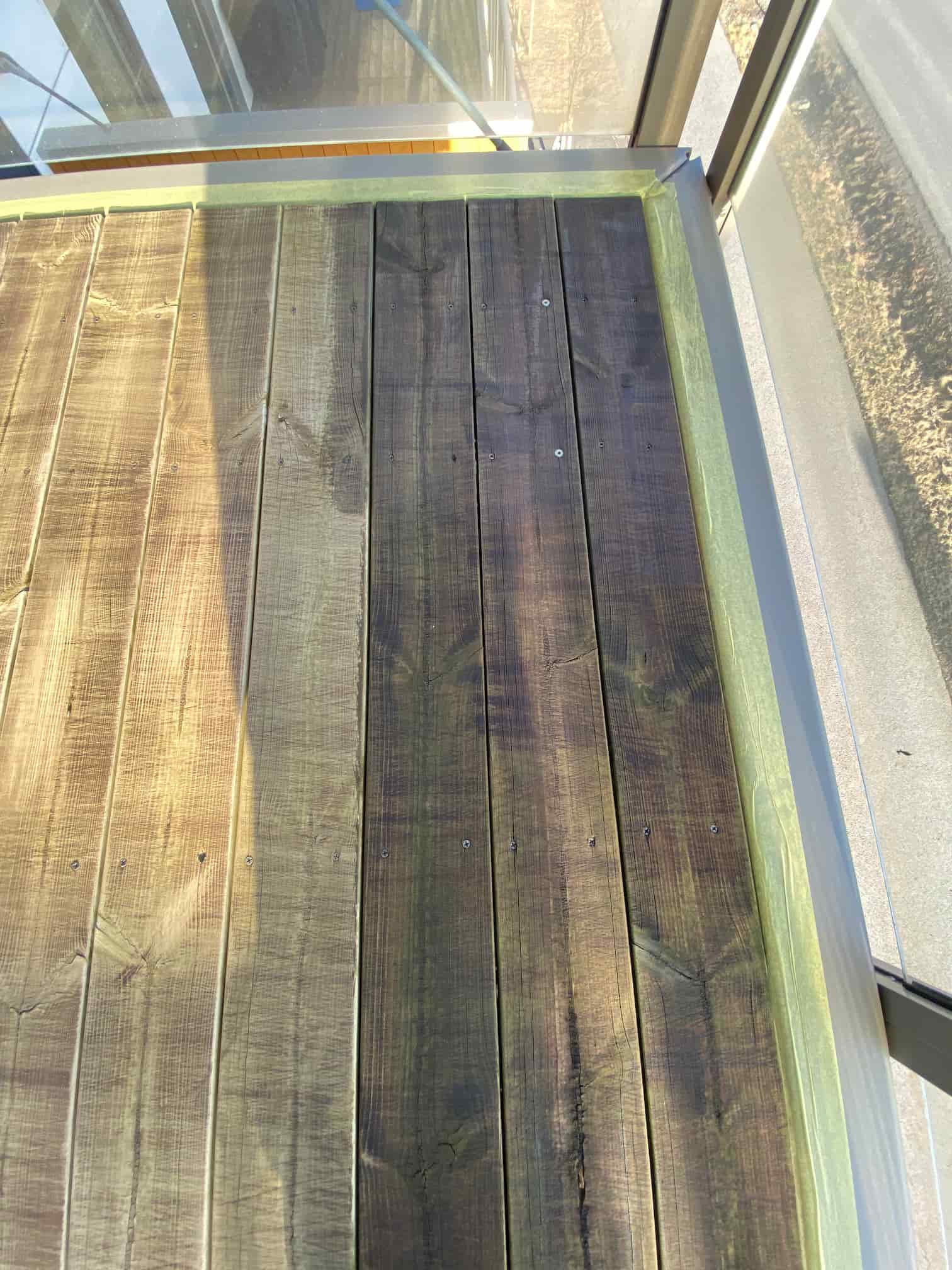 Detalj av fjerning av beis fra terrasse med laser