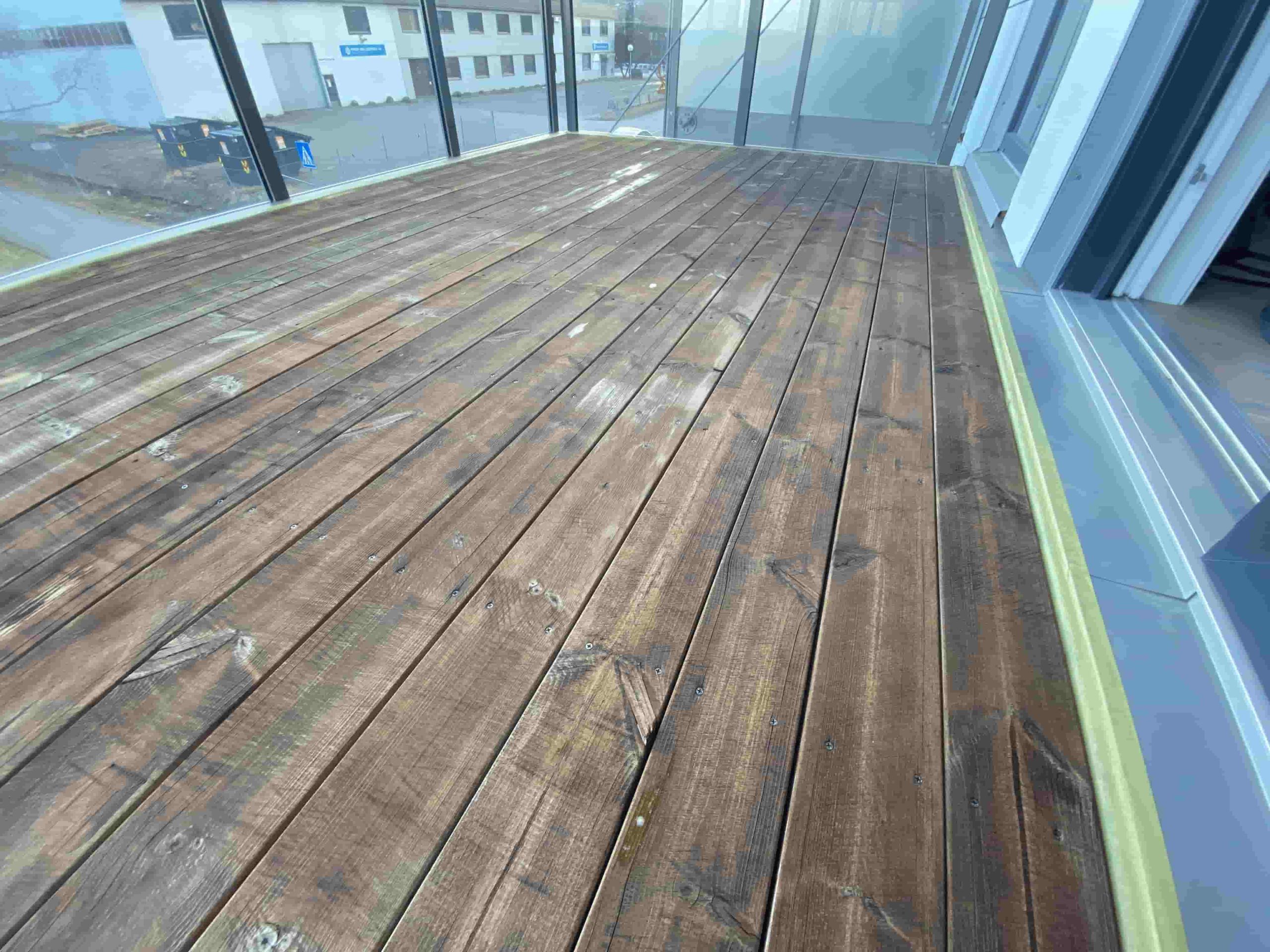 Terrasse før fjerning av maling – grått og slitt treverk