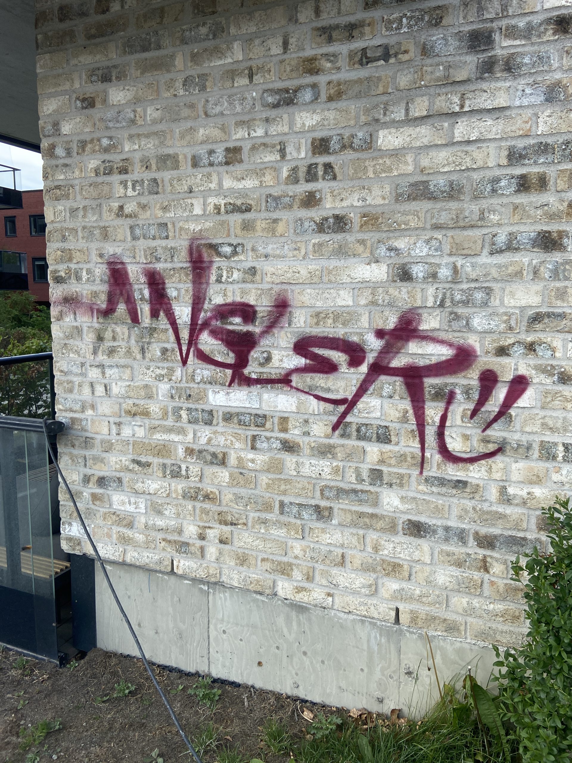 Graffiti tagging på murvegg i Oslo – før laserfjerning